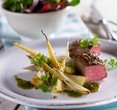 Kalvesteaks med bagte pastinakker