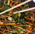 Stegte nudler med grøntsager og cashewnødder